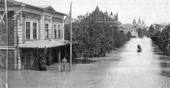 (#76) Powódź na ulicy Piłsudskiego, widoczny Sokół