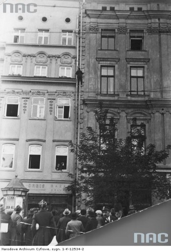 Feliks Nazarewicz wspina się po elewacji Pałacu Spiskiego na Rynku Głównym. 