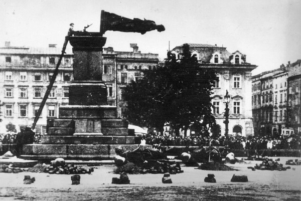 Zniszczenie Pomnika Adama Mickiewicza przez hitlerowców dnia 17 sierpnia 1940 roku, Fot. Wikipedia
